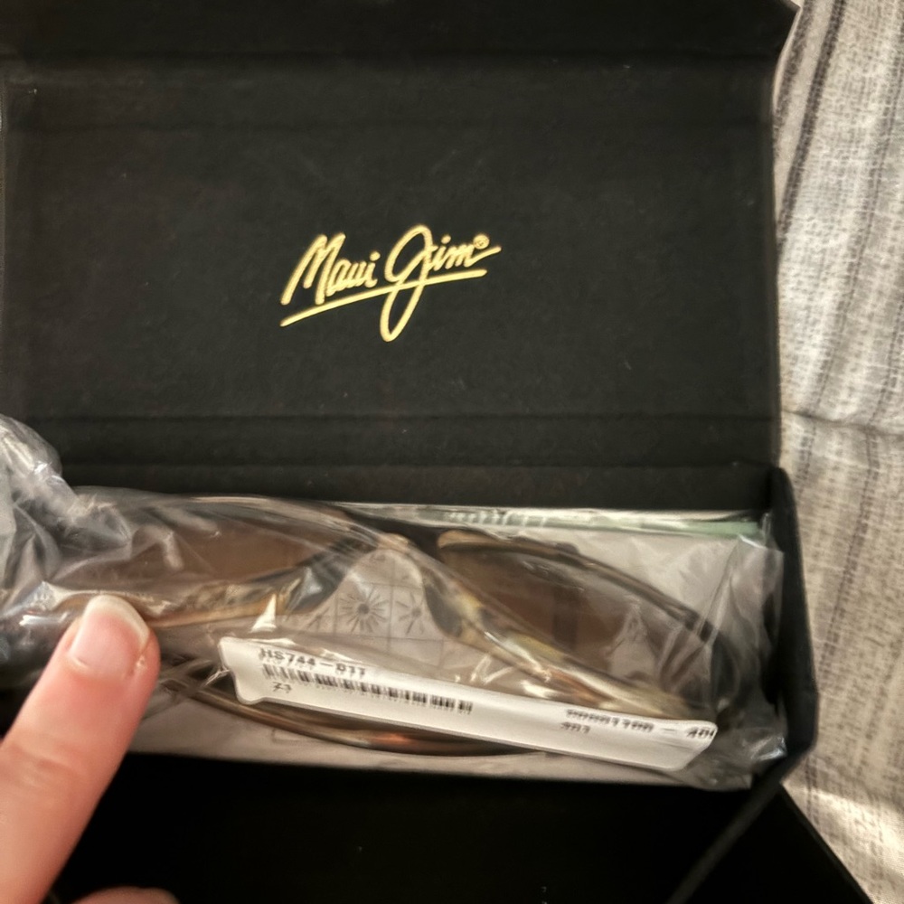 DESIGNER brand new with tags bag and paperwork maui jim classic sunglasses